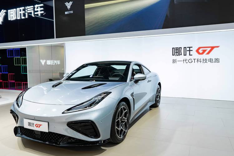 深圳229哪吒汽车在智能汽车领域的表现，领途汽车在新能源汽车市场中的影响力